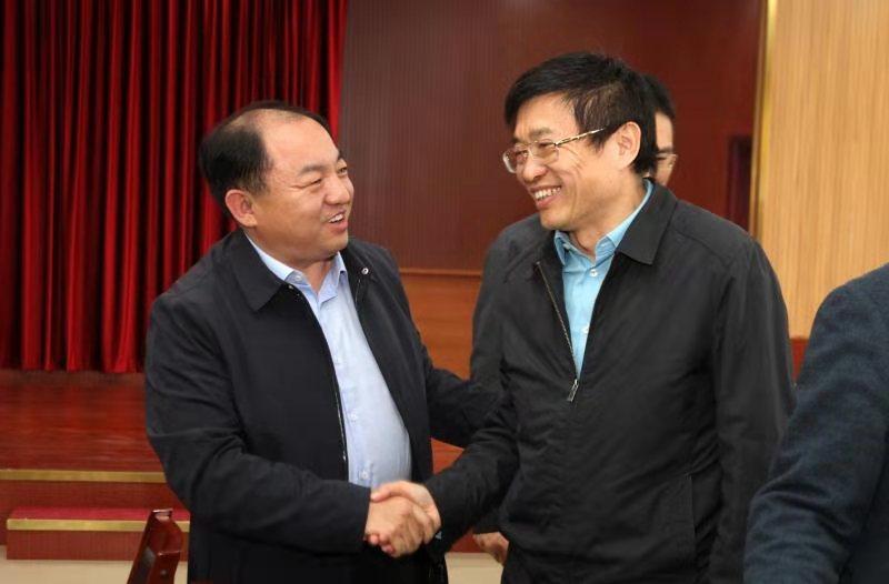 国家中医药管理局领导与寿阳医疗集团党委书记,院长赵广明交谈