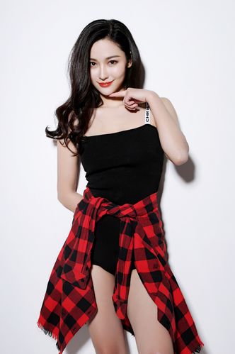 《宋快递》欢乐开机 张欣源化身"抡大锤的女孩"