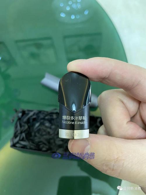 烟弹底部印有口味标识和编码;烟弹能够盲插.
