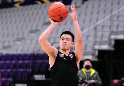 辽篮赛前训练,郭艾伦开怀大笑,赵继伟表情丰富,一人练