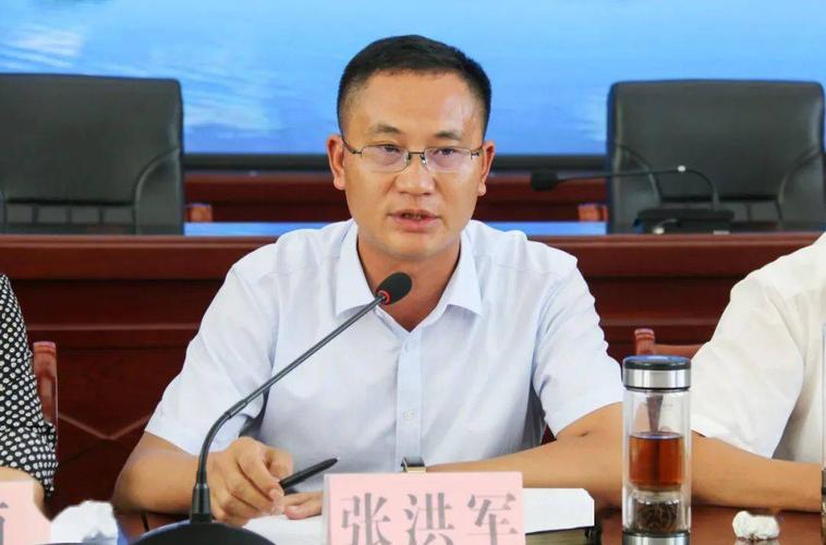 鹤庆县长张洪军主持会议并作要求县长张洪军主持会议并要求,一是要
