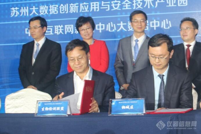 张学记(左),陈春明(右)签订框架协议
