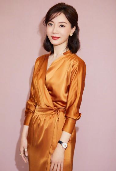 简介:陈数性感优雅知性写真图片,分享一组陈数图片给大家,图中的明星