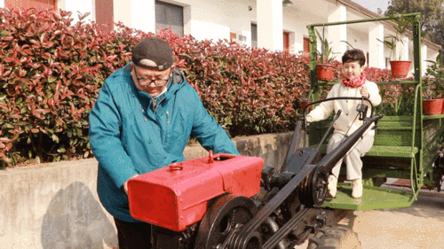 知青朋友们重演手摇启动拖拉机