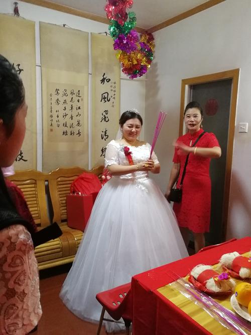 拜祖先,告知今天贝贝嫁人了.祖先保佑我们俩和和美美,白头偕老.
