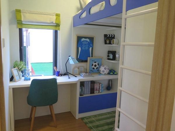 为了提高空间利用率,72平卧室样板房设计成下面书桌上面床 85平带入户