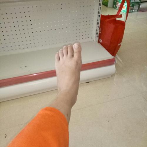 女生脚穿36码鞋,而且还是弓形足这样算标准的漂亮脚丫