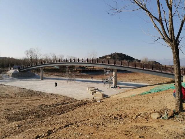 横跨白河,西临城市森林公园,密云新建拱形桥现已竣工