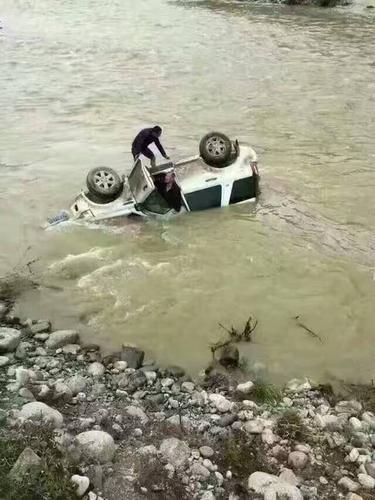 中秋快乐,路虎川藏线上掉河里,死2人