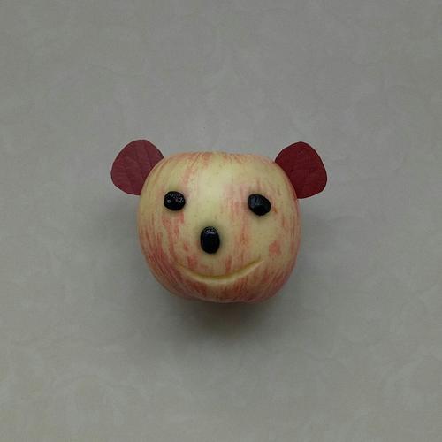 幼儿园简单的diy苹果拼贴画之可爱的小动物头部