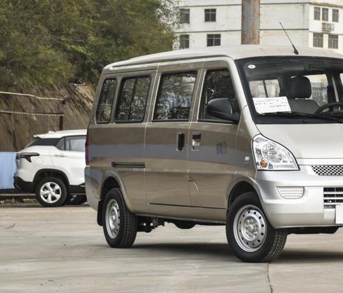 五菱荣光表现如何?不仅仅是面包车那么简单,核载7人,3.68万起