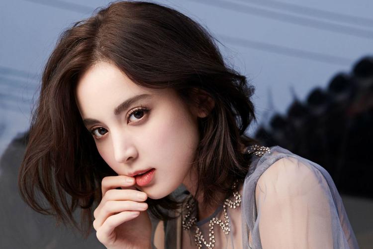 古力娜扎民国造型图来袭,身穿白色旗袍美艳动人,展现民国新艺术