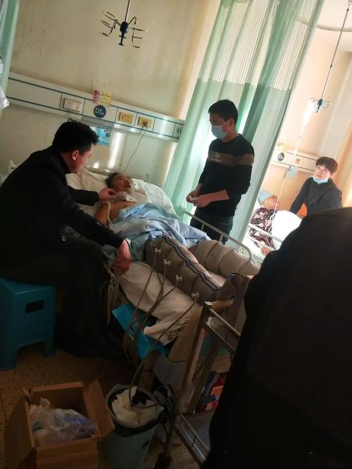 老人向村保正索要被没收的煤炭被骂倒地住院村保正卸任儿子接任