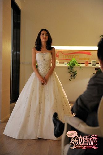 由完美蓬瑞,华录百纳,完美世界影视出品的电视剧《咱们结婚吧》将于11