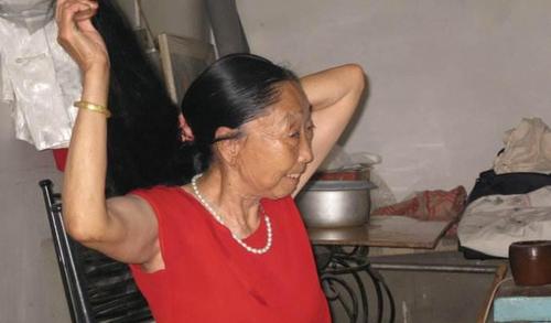 图为马玉琴在家中为丈夫做饭.