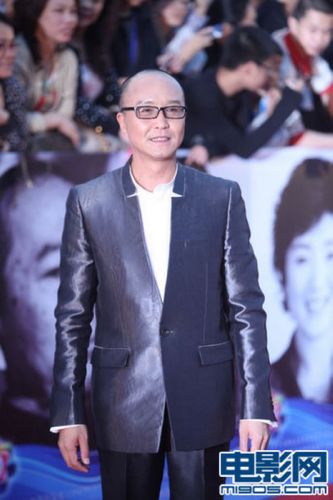 吴刚光头闪亮西装有型