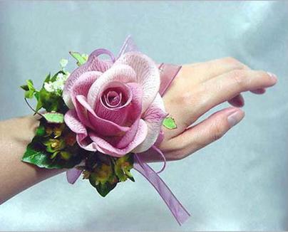 选材:因为手腕花为人体花饰的一种,所以材料选择的时候应该注意几点 a