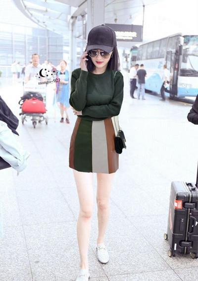原创杨幂最新机场街拍遭围观网友比郑爽还瘦拼接裙又要火一把了