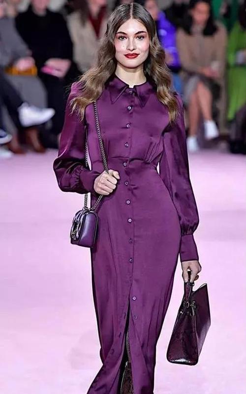 咖啡色已经失宠了,今年流行"黑加仑紫",黄黑皮上身超