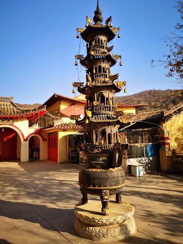 宝林楼在义县境内,是一座修建在悬崖峭壁上的佛家寺庙,有俩千多年的