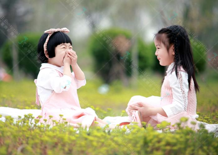 小脚印儿童摄影客片欣赏〖一声姐妹大过天