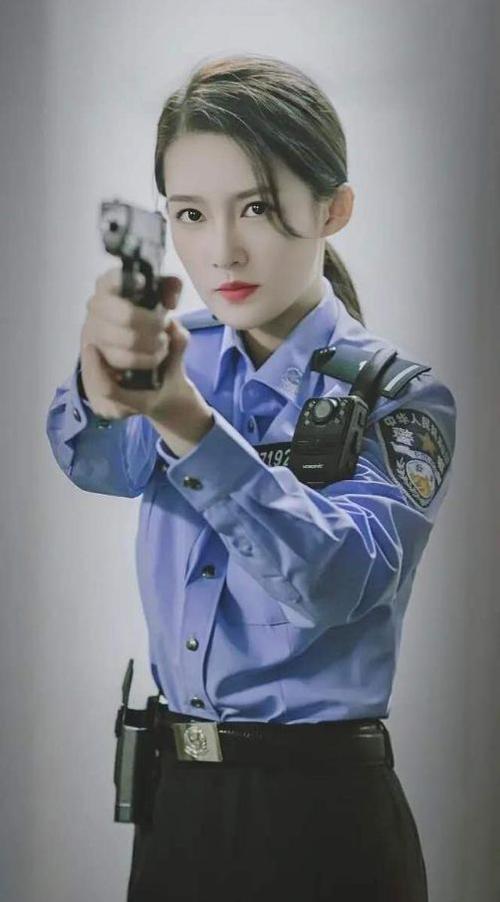 杨幂最新剧照曝光一身女警制服潇洒帅气却脖子前倾气质全无