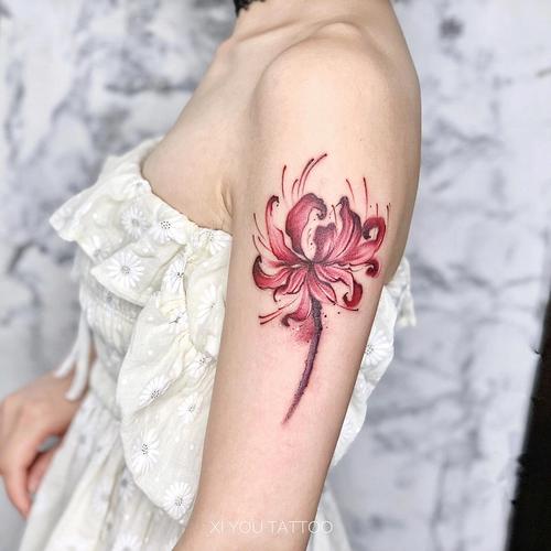 适合女孩子的彼岸花纹身