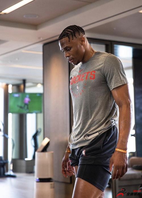 拉塞尔威斯布鲁克晒出了自己穿着火箭训练服进行训练的照片