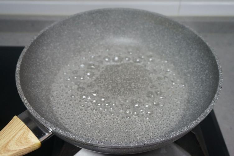 锅里倒入白糖水,小火慢慢熬,尽量不要去搅动糖水,防止锅边处反砂结晶