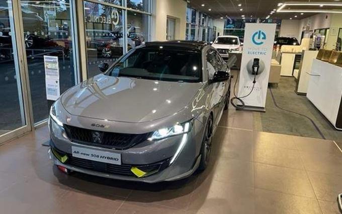 标致508高性能版海外实拍配悬浮中控52秒破百