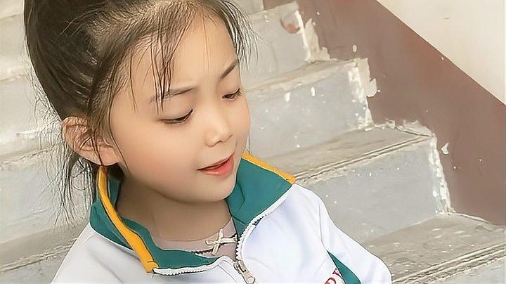 李悟真是优秀的小姑娘瞧她唱歌的声音真好听你们觉得呢