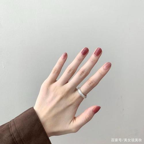 简单的配色简约豆沙美甲款式