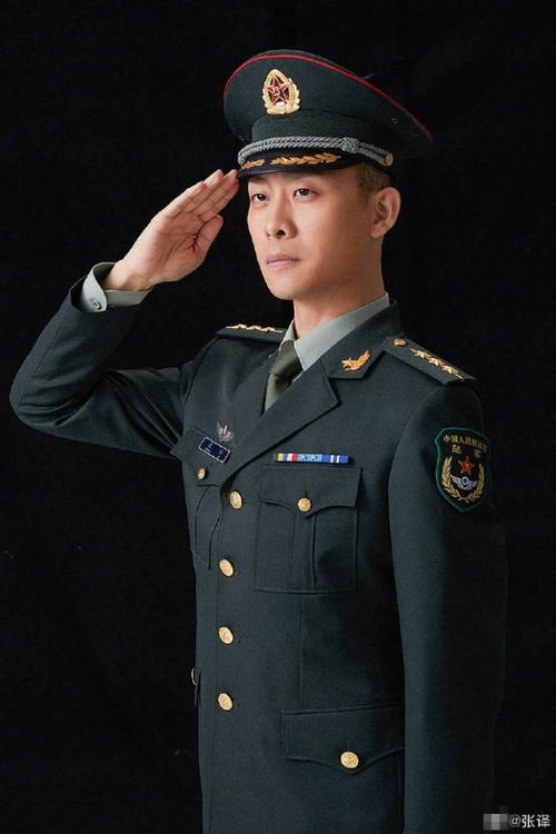 "祝中国人民解放军生日快乐",晒出的军装剧照英姿飒爽,很有军人气派
