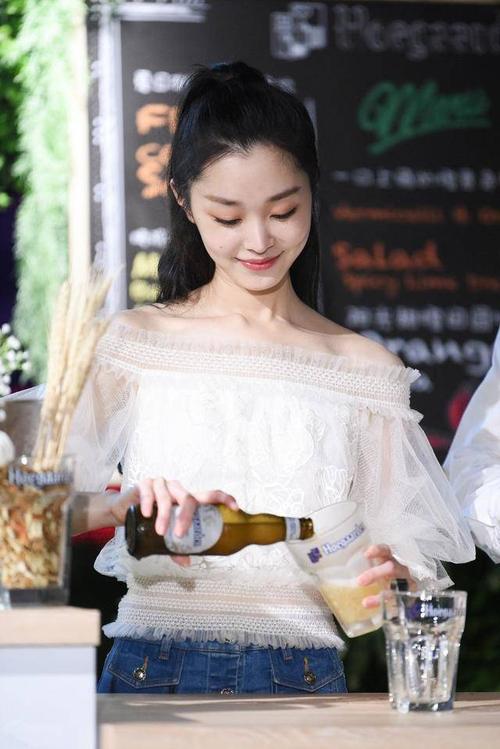 宋轶的肩真够宽的,看来还是旗袍适合她,露肩装就算了吧!