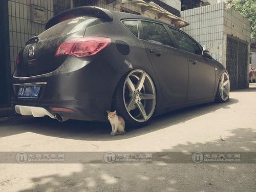 在国内,英朗对上还有君威和性能款君威gs,其实同样都是欧宝的车种