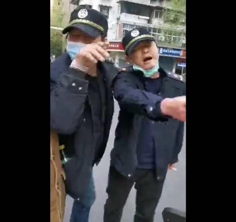 武汉一名城管地痞流氓式辱骂女防疫人员,官方:已将其辞退