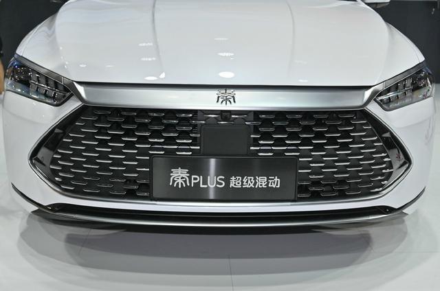 比亚迪秦plus搭载可旋转显示屏,采用了家族化"龙脸"