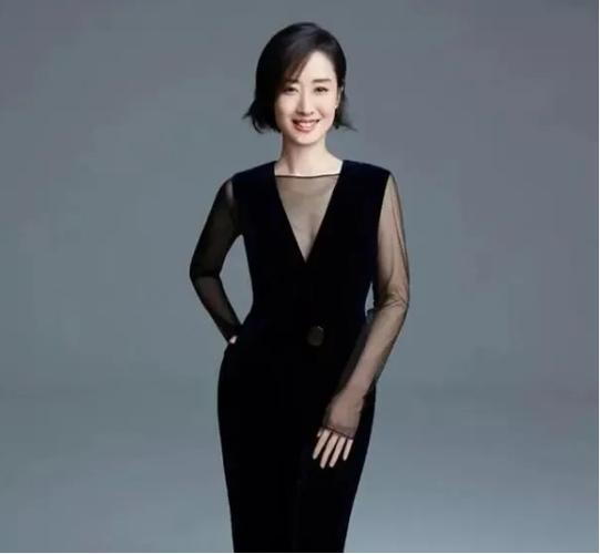真正见过大场面的女人,穿裙子时很少配丝袜,看刘敏涛你就懂了
