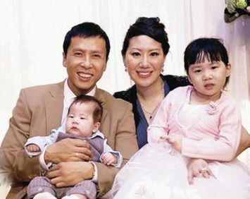 甄子丹夫妇在拥有宝贝女儿的基础上,今年夫妇俩再次喜得贵子小