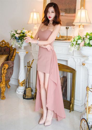 宅男女神粉嫩抹胸纱裙酥胸诱人性感卷发美女图片