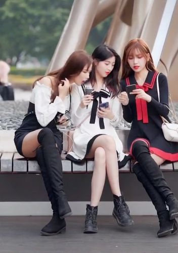 三个女生同坐,才知美女是怎样跷二郎腿的,难怪我只能当女汉子!