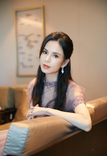 > 李若彤紫色薄纱裙仙气飘飘美照图片(2/4)