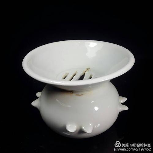 邢窑白瓷渣斗.