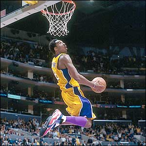 dunk:(强力)灌篮  bank shot:擦板球  double pump:拉杆式投篮(verb)