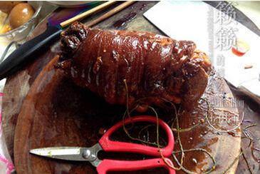 待食用上桌前,将肘子取出放置熟食案板,将捆绑的棉线绳子