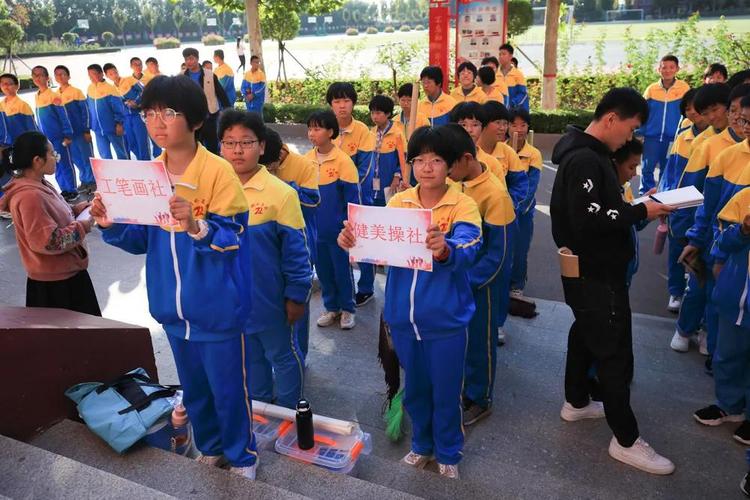 老师积极领导社团学生开展社团活动,为接下来的校园文化艺术节做准备