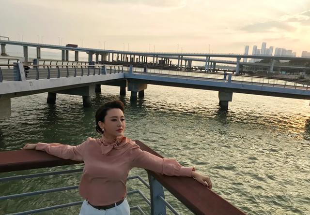 央视主持张蕾新造型大突破,穿红裙掀刘海当女王,天然头额骨美翻