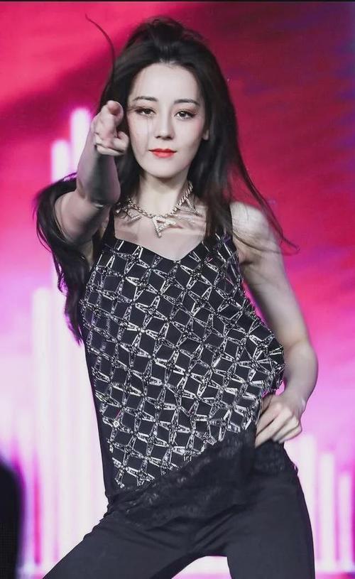 分享迪丽热巴当年火爆全网的生日舞美照这颜值和身材谁不服