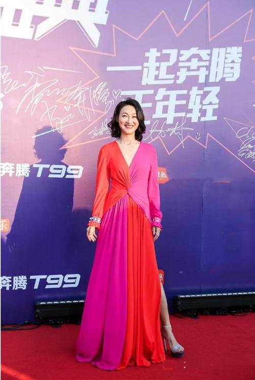 惠英红越活越时髦,西装搭红裙大秀凹凸感,60岁身材依然有料