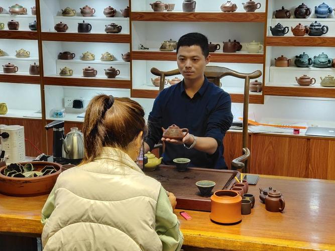 庞红亮在直播介绍紫砂